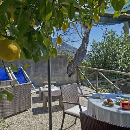 Sleeps 5 Air Con Wifi Holiday home Praiano